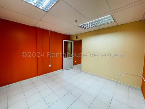 Oficina Comercial O Showroom, En La Iconica Y Prestigiosa Torre Sindoni De Maracay 24-23542 Irrr