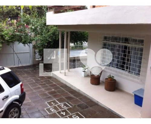 Imagem 6 de 17 de Casa Afastada Da Calçada E Em Amplo Terreno No Bairro Passo D'areia. - Reo417859