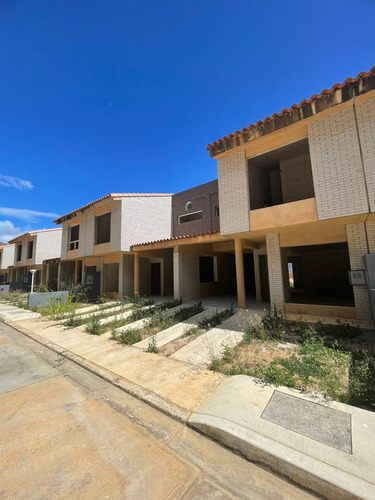 Town House En Venta Res. Cumbres De La Esmeralda. 10 Mese De Financiamiento. Gerardo