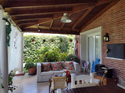 Casa A La Venta En Barrio Los Jazmines, Pilar Del Este, Pilar