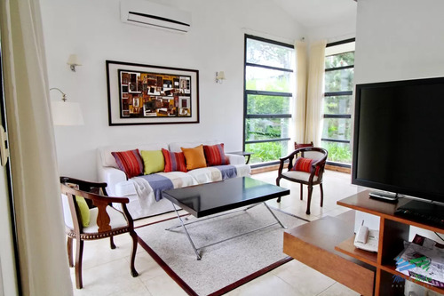En Alquiler!! Moderna Casa Ubicada A 1 Cuadra Del Mar, Con Vista Parcial Desde El Dormitorio Principal.