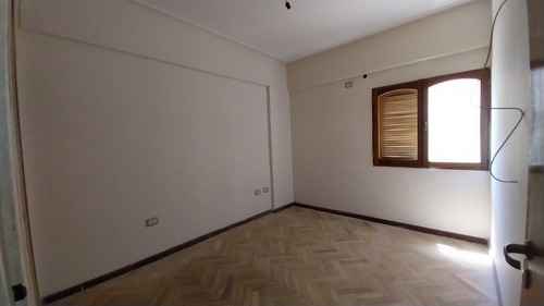 Departamento 2 Dormitorios En Venta. Pleno Centro, Laprida Al 100