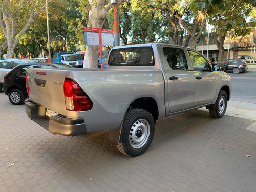Imagen 4 de 13 de Toyota Hilux 2023 2.4 Cd Dx 150cv 4x2