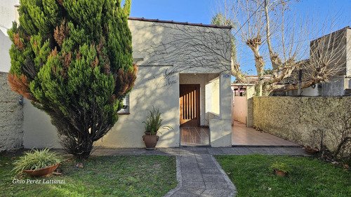 Venta Casa 2 Ambientes 1 Dormitorio En Caseros, Jardín Parrilla