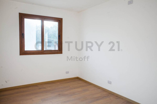 Imagen 6 de 15 de Dúplex Tipo Casa Al Frente De 3 Dormitorios, Jardín Y Cochera En Venta En Gonnet