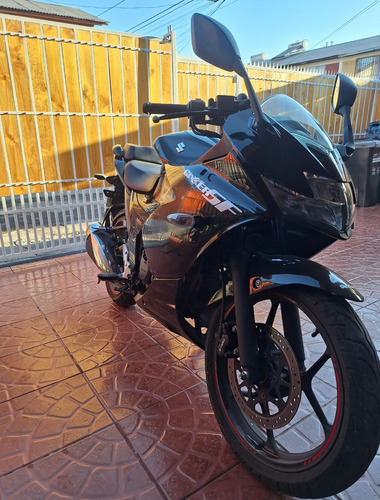 Suzuki Gixxer, Color Negro, Detalles Esteticos Minimos