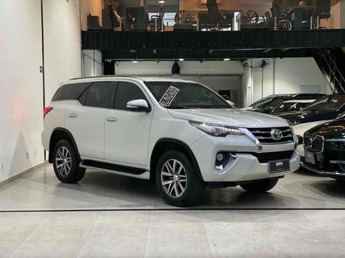 Toyota Hilux SW4 2.8 SRX 4X4 7 LUGARES 16V TURBO INTERCOOLER DIESEL 4P AUTOMÁTICO