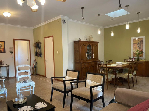 Venta/casa 3 Dormitorios/pileta/sobre Avenida