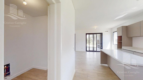 Venta- Casa De 6 Ambientes- Galería, Jardín En Laguna Grande, Villa Nueva