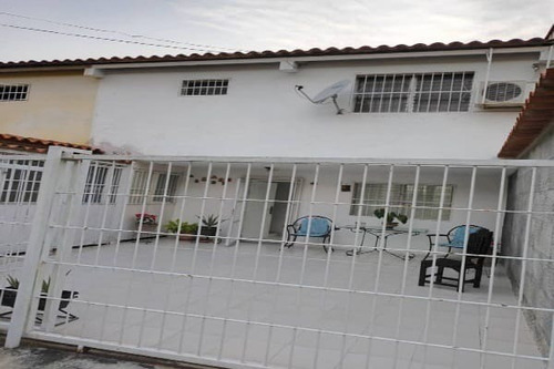 Mg Asein1810 Vende Amplio Townhouse En Naguanagua, Vía La Entrada.