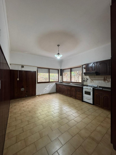 Departamento En Alquiler De 2 Ambientes Con Cochera Y Patio En Berazategui