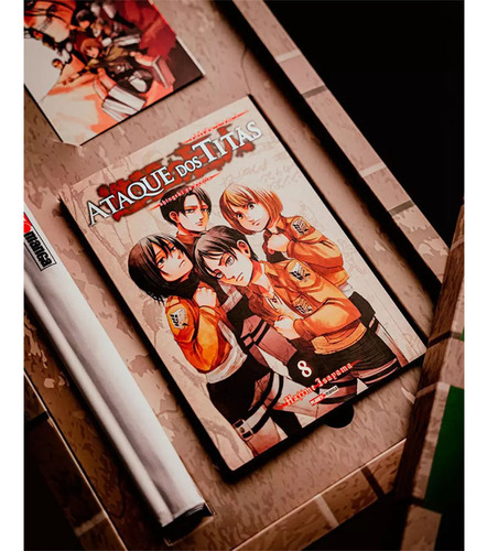 Box Ataque Dos Titãs: 2 Mangas Vol 8 Com Capa Variante + 2 Postais + Flâmula Brasão, De Hajime Isayama. Caixa Edição Colecionador, Vol. Vol. 8. Editorial Panini, Capa Mole, Edição 1 Em Português, 2024