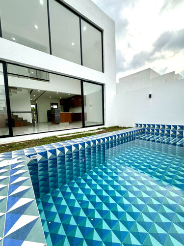 Casa En Venta Con Hab. En P. B, Fracc. Lomas Del Dorado.