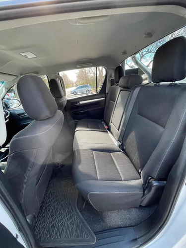 Imagen 10 de 15 de Toyota Hilux 2.8 Cd Srv 177cv 4x4 2017