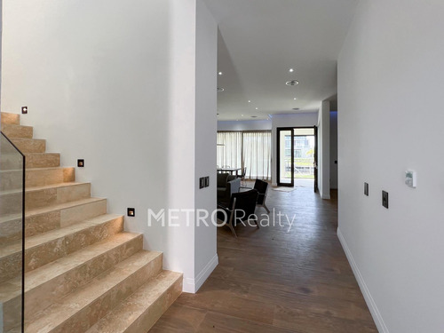 Casa En Venta Con 4 Habitaciones Y Amarra En El Yacht, Nordelta
