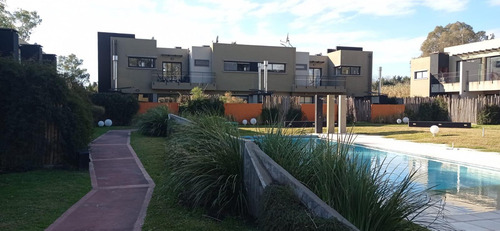 Venta De Departamento En Complejo Las Cavas. Canning