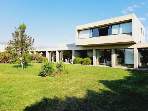 Moderna Casa Mediterránea En Condominio De Chicureo