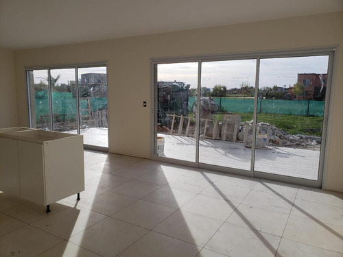Casa En Venta Con Renta En El Canton Puertos Con Pileta.