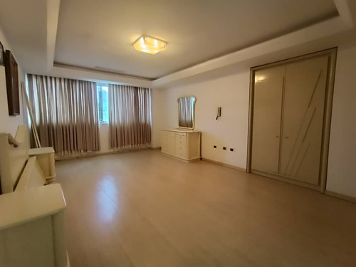 Josseyris Jimenez Vende Penthouse En El Bosque
