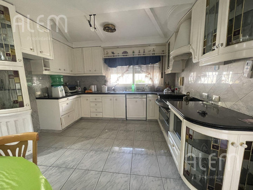 Casa En Venta Moron - 5 Ambientes - Pileta, Quincho, Parque Y 2 Coch