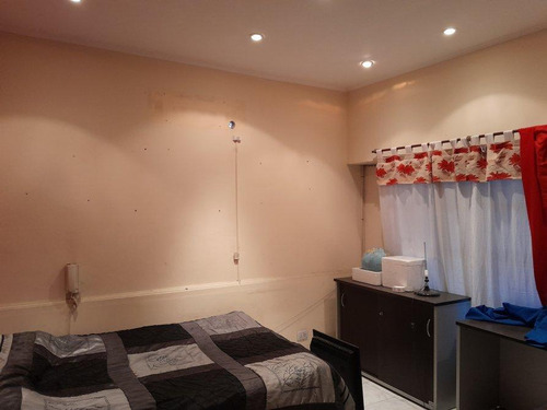 Casa En Venta - 4 Dormitorios 4 Baños - Cochera - 320mts2 - Lomas De Zamora