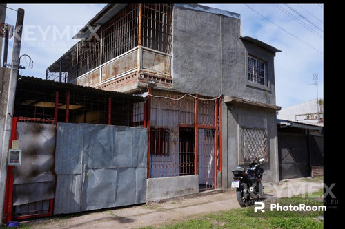 Casa De Dos Plantas Con Cochera En González Catán