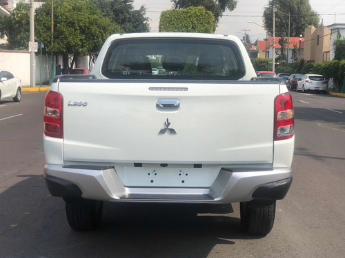 Imagen 6 de 13 de Mitsubishi L200 2018 2.4 Cabina Doble 4x2 Mt