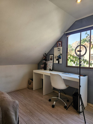 Casa En Venta De 3 Dorm. + Servicio En Colina