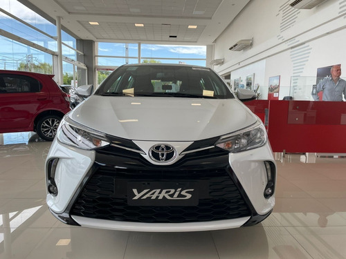 Imagen 2 de 11 de Toyota Yaris 1.5 107cv Xls 5p Sarthou