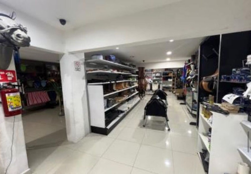 Local Comercial Con Departamento En Venta Col. Guadalupe Inn
