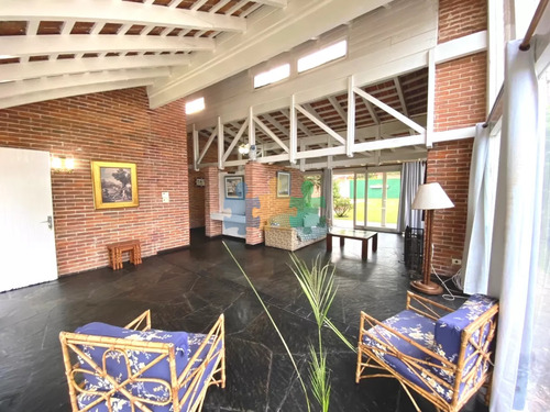 Vende Chalet Tres Dormitorios , Dos Baños Y Dormitorio Y Baño De Servicio - Ref : Eqp3180
