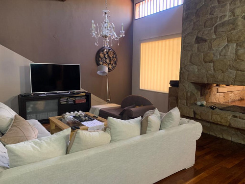 Casa En Venta De Cuatro Dormitorios En Alejandro Centeno, Zona Norte