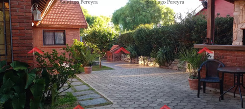 Casa En Venta 2 Dormitorios, Amplios Ambientes, Jardín Cerrado