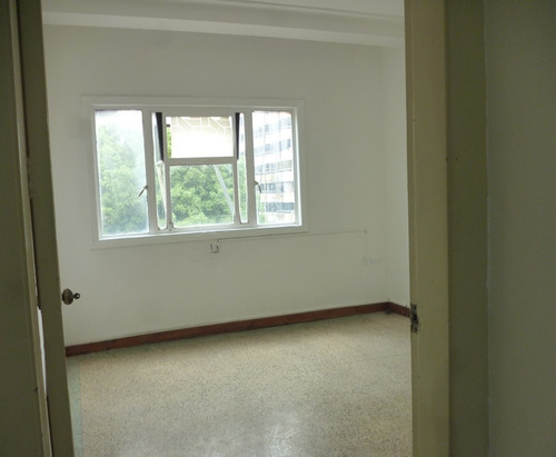 Imagen 9 de 17 de Oficina En Edificio Comercial Con Fachada Recién Actualizada, Consta De 86 M2, Sabana Grande