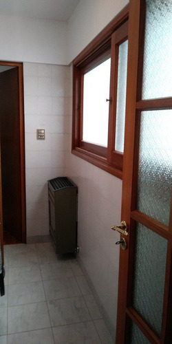 Imagen 20 de 30 de 4 Ambientes En Primera Linea De Mar Con Vista Plena, Balcon Corrido, Dependencia De Servicio Y 2 Cocheras Fijas. Totalmente Reciclado.