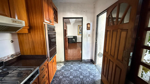 Vivienda Multifamiliar Con Dos Casas Y Un Galpón En Un Amplio Terreno En Billinghurst