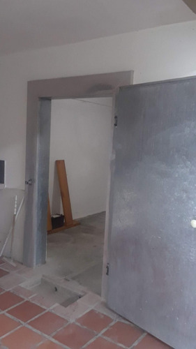 Imagen 3 de 9 de Venta De Galpon De 1800m2