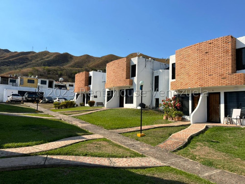 Townhouse En Una Ubicación Privilegiada Rodeada De Hermosas Zonas Verdes, Cercano A Comercios