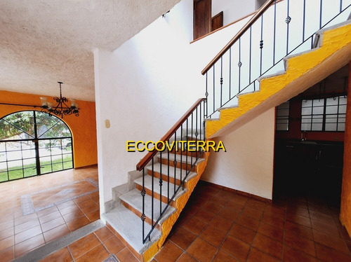 Vendo Belleza Y Amplia Casa, 4 Dormitorios, Excelente Ubicación, Sector De Alta Plusvalia