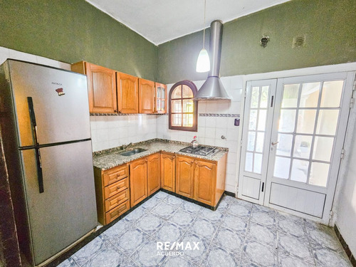 Venta De Casa En Esquina Con Pileta Y Quincho