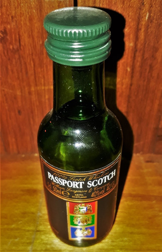 Botella Miniatura Whisky Passport Scotch Cerrada 1995 (Usado)