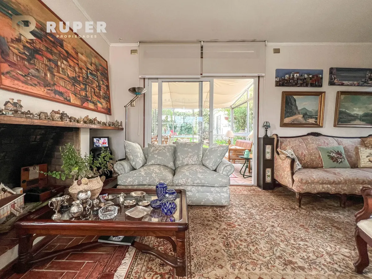 Imagen 5 de 22 de Los Almendros. Casa Clásica Renovada Y Con Vista Al Mar