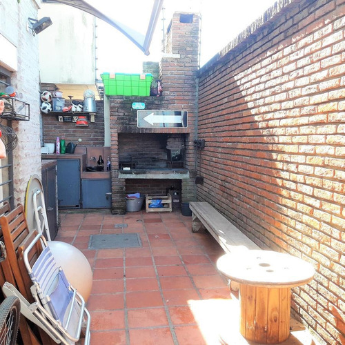 Casa En Buceo, Muy Buen Estado, 2 Dormitorios, 2 Baños, Cochera Y Parrillero
