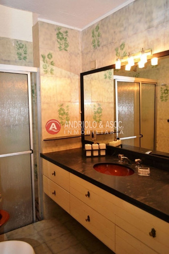 Casa De 5 Dormitorios Y Piscina En Zona De Cantegril- Ref: 4334