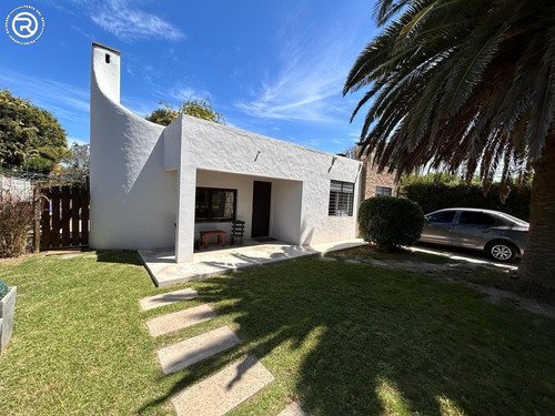 Casa En Venta En Balneario Buenos Aires, Ubicada A Pocos Metros Del Mar