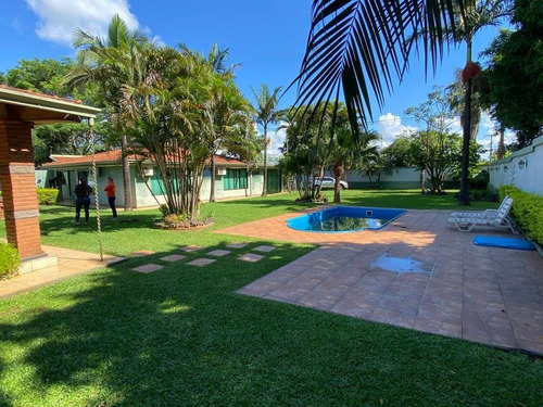 Imagen 7 de 8 de Vendo Residencia Ccon Amplio Patio 2000 Millones De Gs
