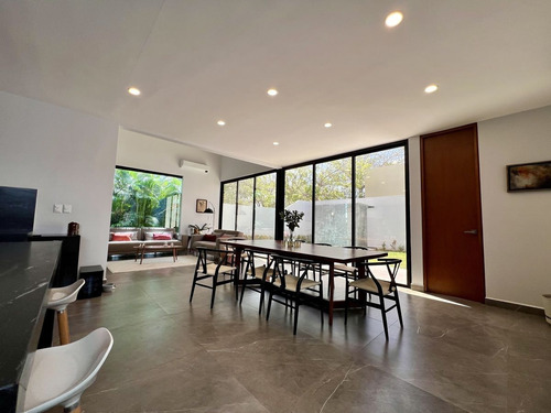 Casa En Venta En Mérida. Priv. Parque Natura En Esquina Y Alberca, Con Paneles