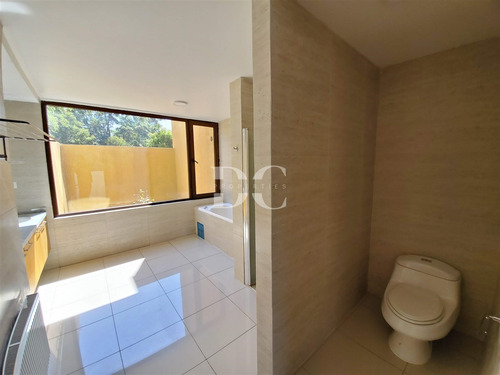 Casa En Venta De 5 Dorm. En Colina Chicureo, Las Brisas