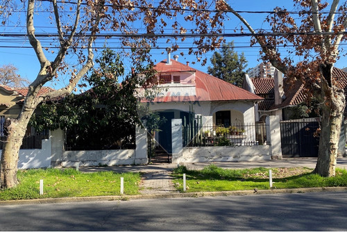 Casa De Dos Pisos Con Piscina En Ñuñoa