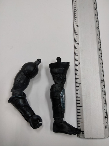 Dc Multiverse Ares Cnc, Pierna Derecha Y Brazo Izquierdo (2) (Usado)